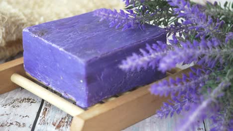 una barra de jabón de lavanda púrpura