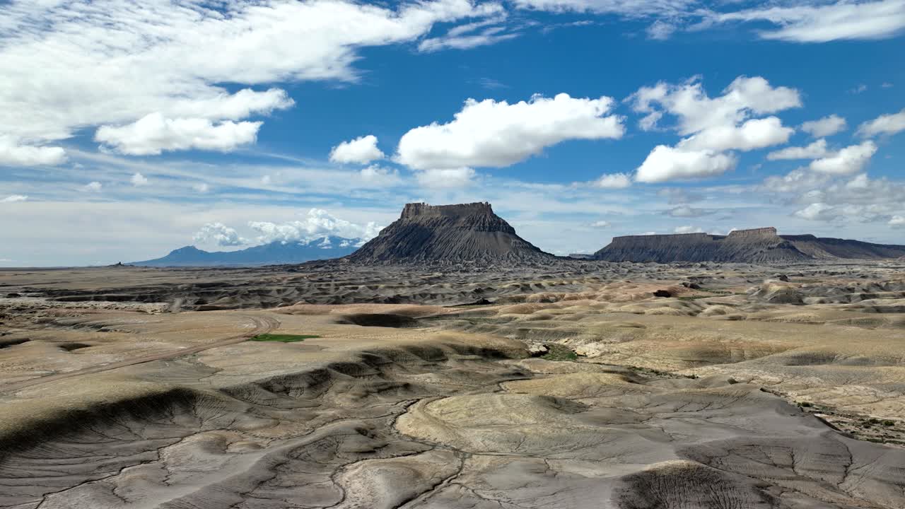 завод и пустыня недалеко от хэнксвилла, штат юта в дневное время - воздушный облачный пейзаж гипер-лапс