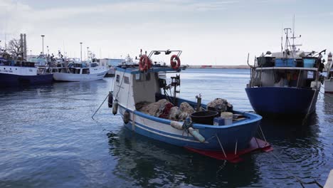 Aufnahme-Von-Fischerbooten,-Die-Stetig-Im-Yachthafen-Schwimmen