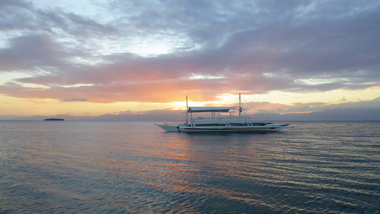 vista aérea de un barco araña en la playa de moalboal al atardecer, cebu, filipinas