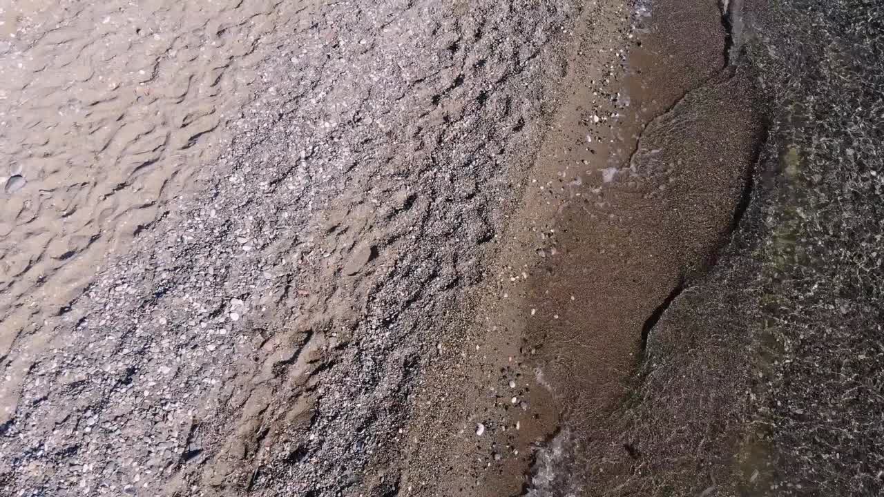 antena: olas golpeando a la orilla en el mar de mármara, turquía