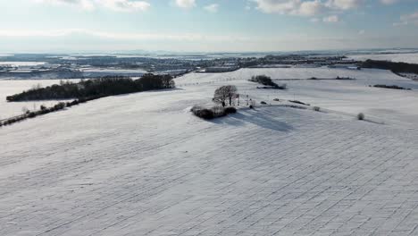 Un-Lugar-Alto-En-Una-Colina-Entre-Campos-Donde-Todo-Está-Cubierto-De-Nieve-Y-Un-Hermoso-Cielo-Azul