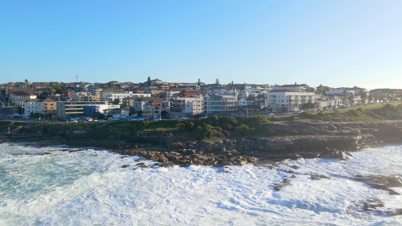 edificios de casas y hoteles frente al mar con olas en primer plano - suburbio junto a la playa de maroubra en nsw, australia