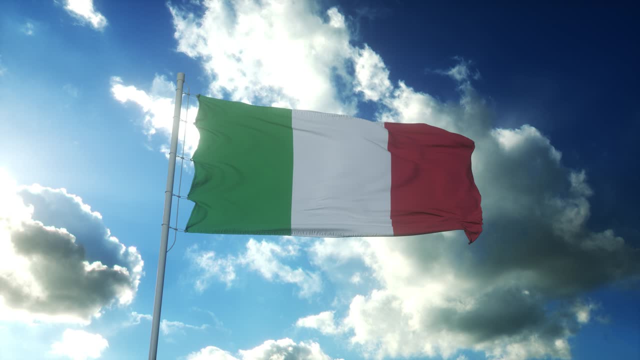 Bandiera italiana che sventola al vento contro un bellissimo cielo blu.