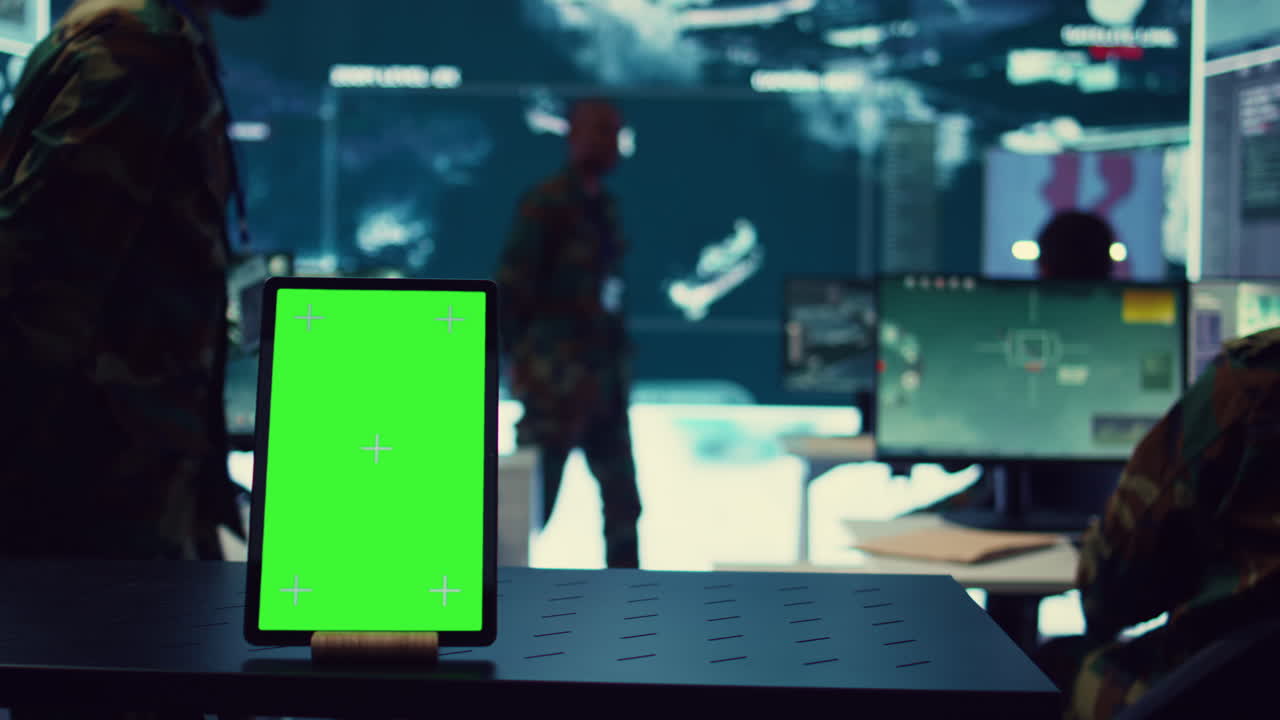 sala de monitoreo del cuartel general con una pantalla de maqueta en la tableta