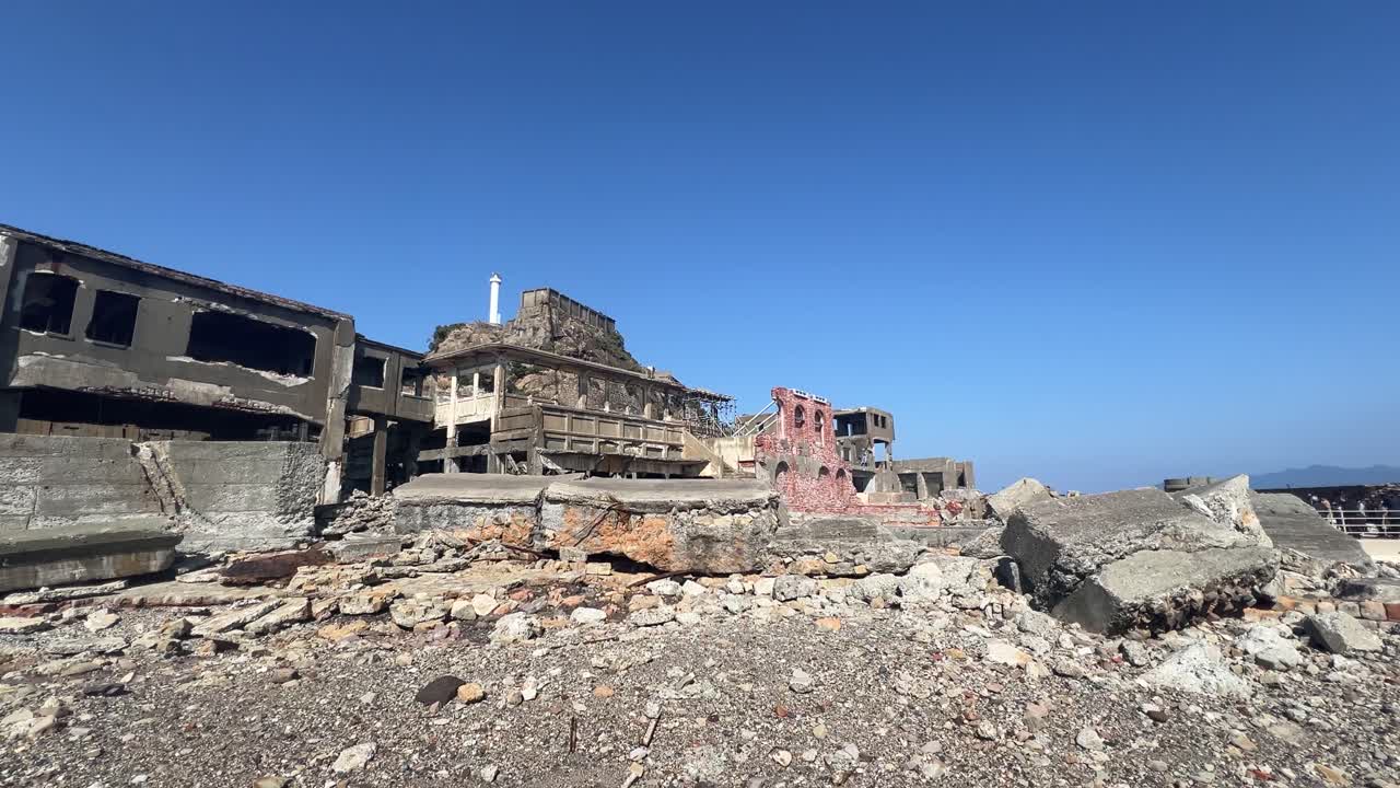 Edifici abbandonati e vuoti, corazzata ricoperta di vegetazione, Isola di Hashima, Nagasaki, Giappone