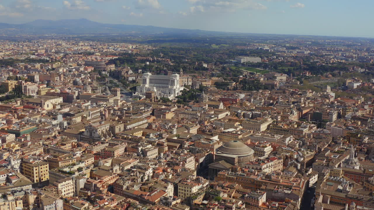 Vista aerea di Roma con 3 monumenti iconici: Pantheon, Monumento a Vittorio Emanuele II e Colosseo, Italia