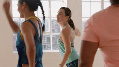 clase de baile grupo joven de gente multirracial bailando practicando movimientos de coreografía entrenamiento en gimnasio disfrutando de un estilo de vida activo y saludable