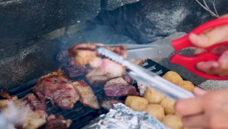 Cortar-Barbacoa-Coreana-A-La-Parrilla-Afuera-Con-Tijera