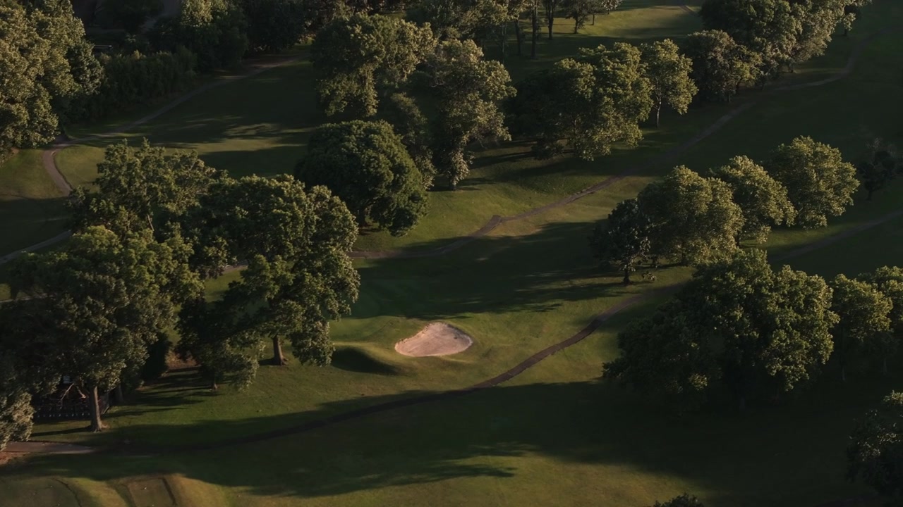 Luchtfoto van een golfbaan op Staten Island. Gemaakt tijdens een zomerse zonsondergang