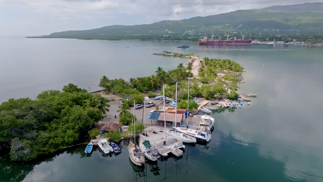 Luchtfoto van jachten en boten bij jachtclub Cayo Marina in Barahona, Dominicaanse Republiek