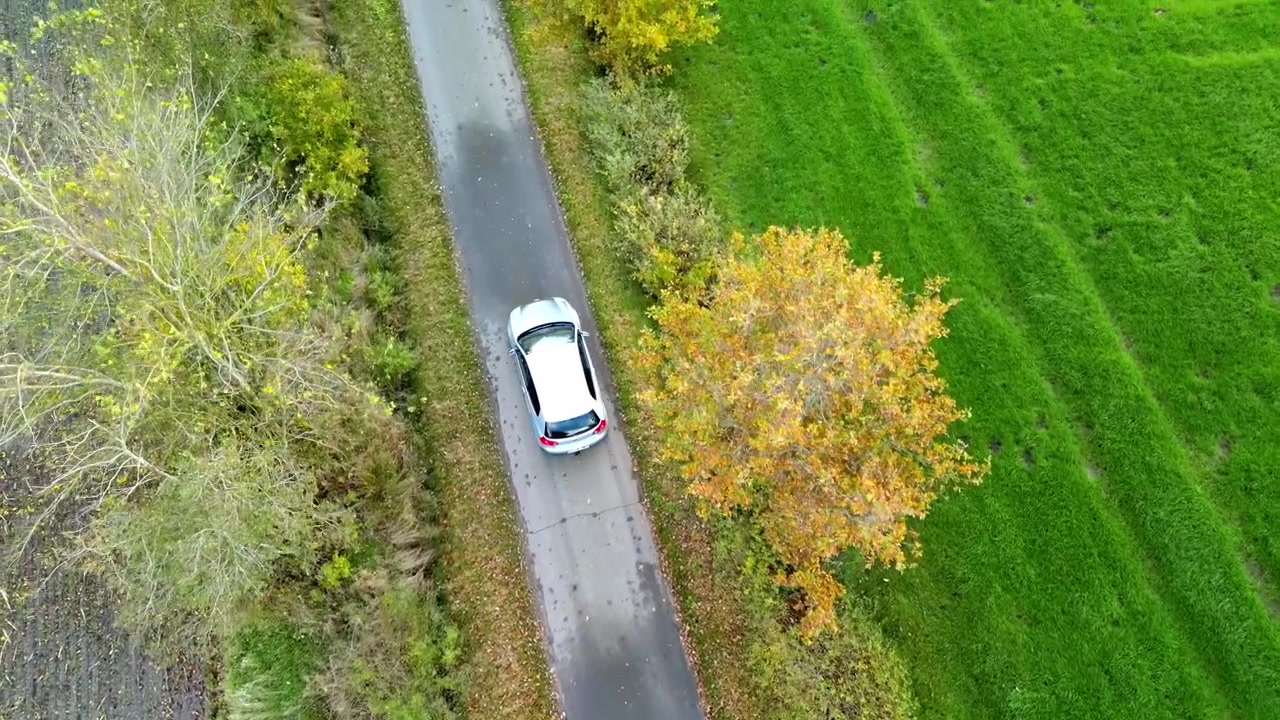Segui l'auto su una piccola strada asfaltata.