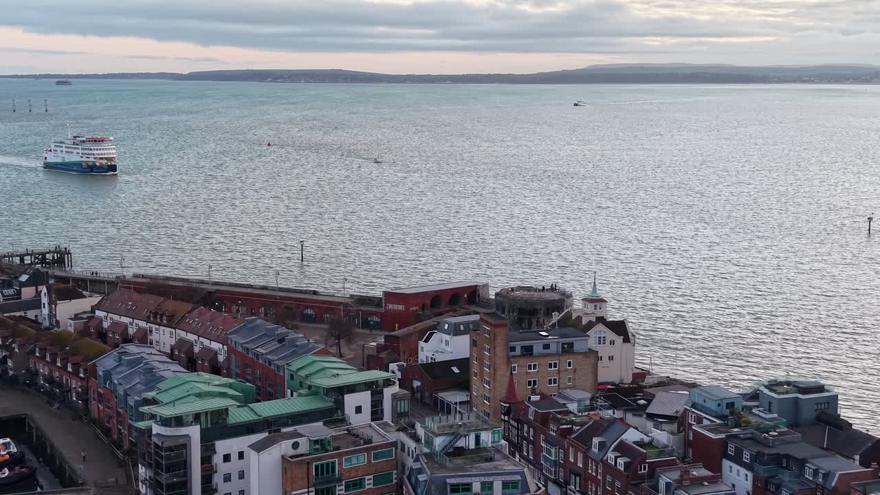 Drohnenaufnahme einer Fähre zur Isle of Wight, die sich Portsmouth auf dem Solent, UK, nähert