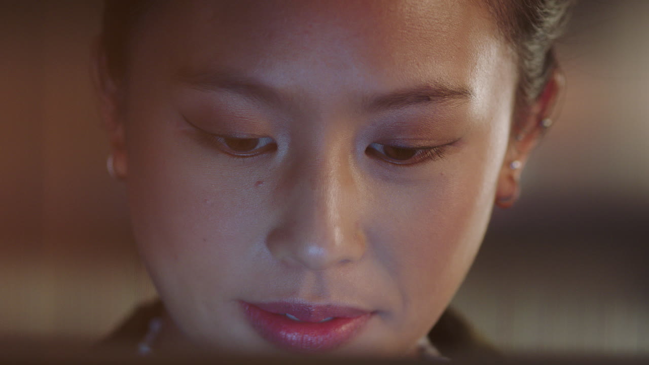 태블릿 컴퓨터를 사용하는 아름다운 아시아 여성의 초상화 영화를 보고 웃으며 코미디 엔터테인먼트를 즐기고 집에서 휴식을 취하고 있습니다.