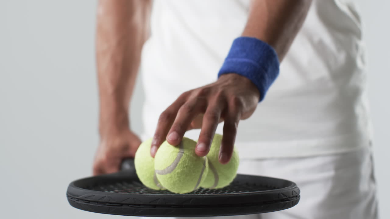 Athlet bereitet sich auf den Aufschlag in einem Tennismatch vor.