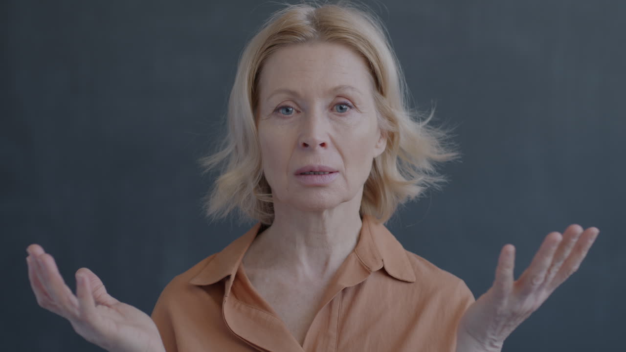 놀란 된 고위 여자