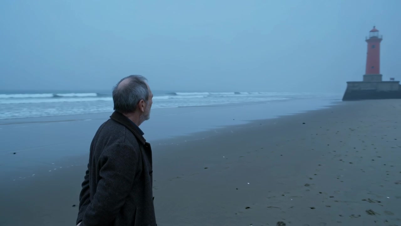 Hombre mayor girando y cambiando la mirada mientras aparece un faro rojo en una playa con niebla, con abrigo oscuro, espacio para texto.