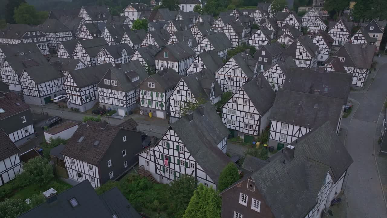 Smukt luftfoto af Freudenbergs bindingsværks-gamle bydel.