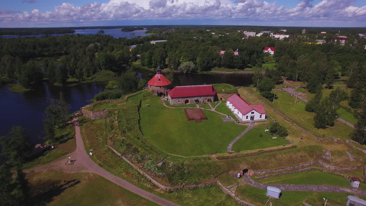 푸른 계곡과 숲으로 뒤덮인 놀라운 박물관 요새 코렐라의 드론 탑 뷰, 러시아