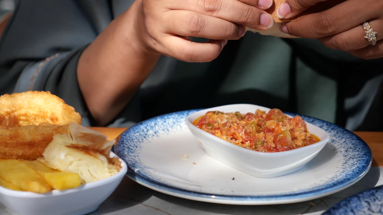 mujer comiendo una comida en un restaurante
