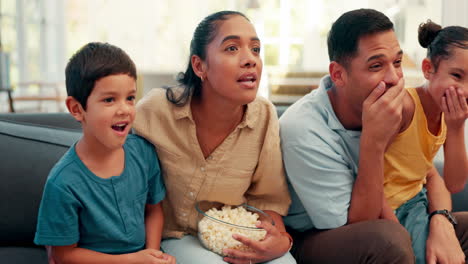 Conmoción,-Televisión-Y-Familia-Emocionada-En-El-Sofá-Con-Palomitas-De-Maíz.