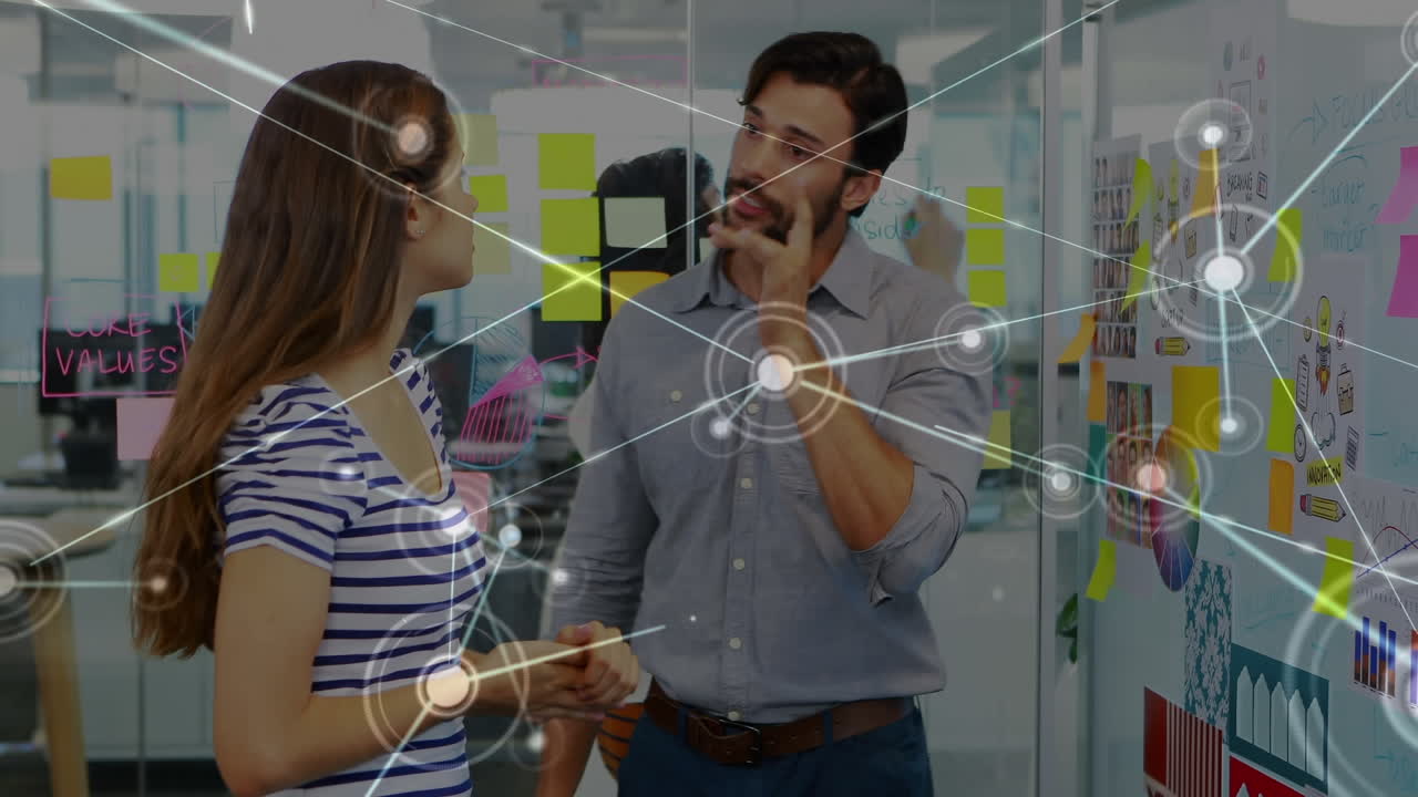 animación de la red de conexiones sobre hombres y mujeres diversos discutiendo sobre notas de memorando