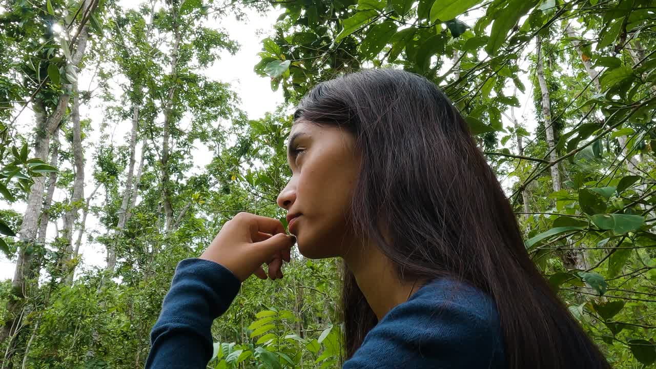 Primo piano di una donna depressa con sfondo naturale.