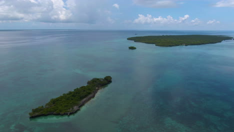 disparo de drones en círculos de dos islas solitarias en el océano índico