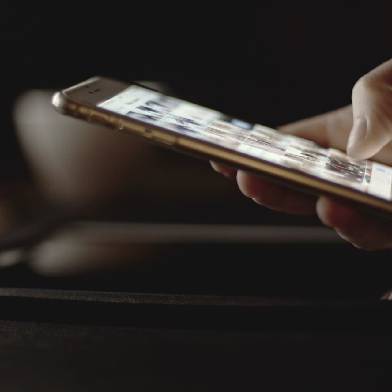 hombre usando su teléfono