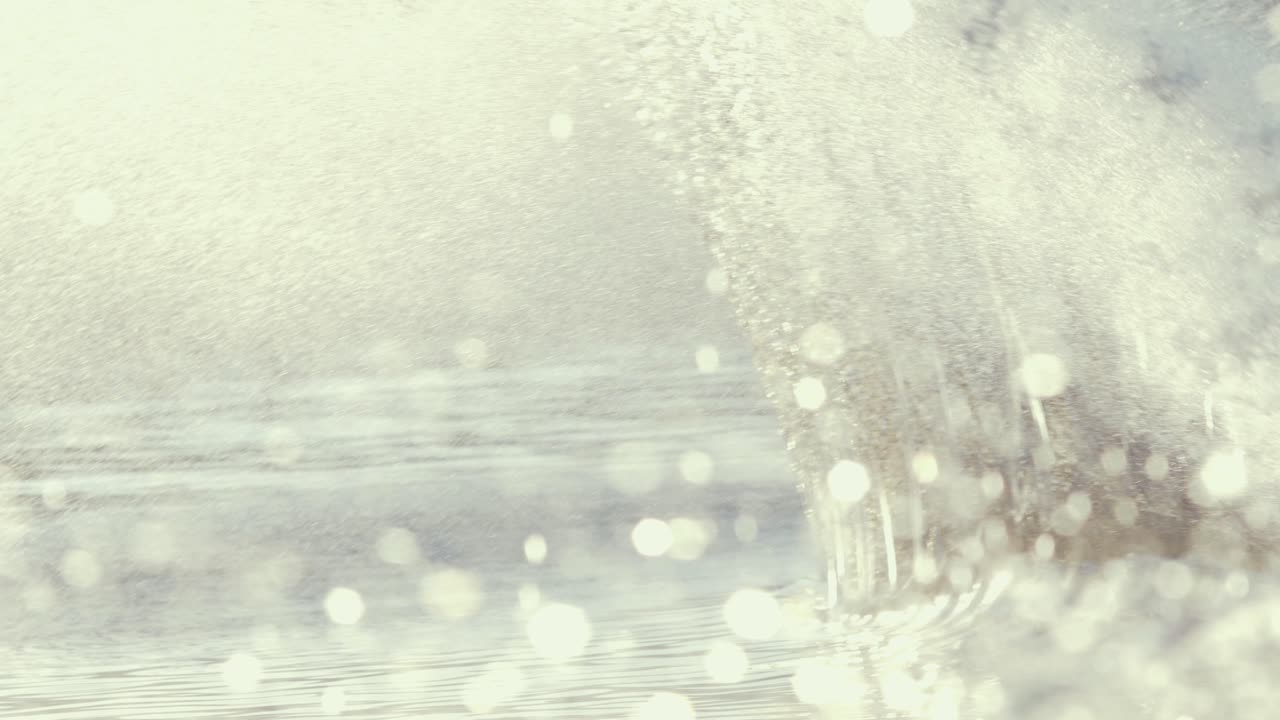 여름 햇살 슬로우 모션의 슬라롬 스키어 로우 컷