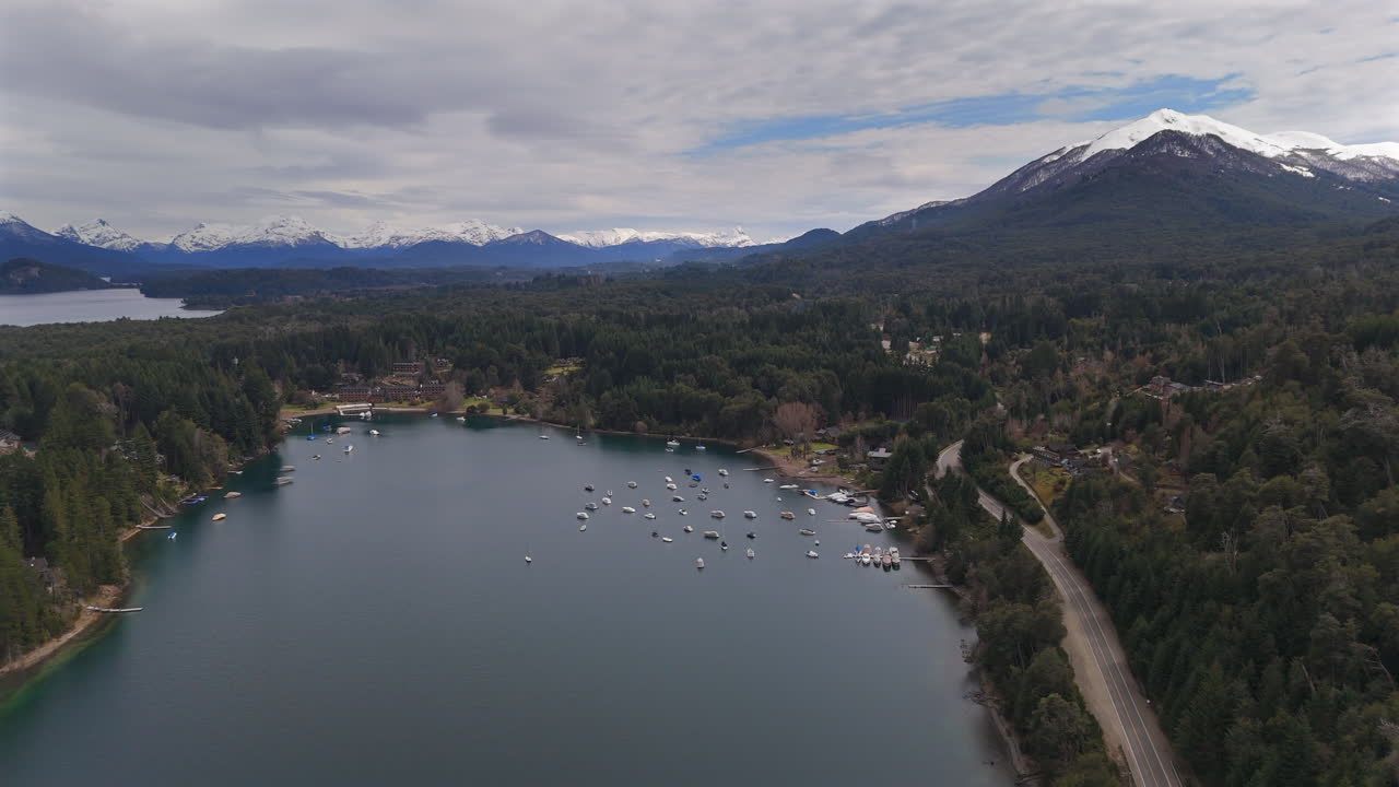asombroso movimiento de drones de panorámica cerca de la hermosa bahía de villa la angostura, argentina.