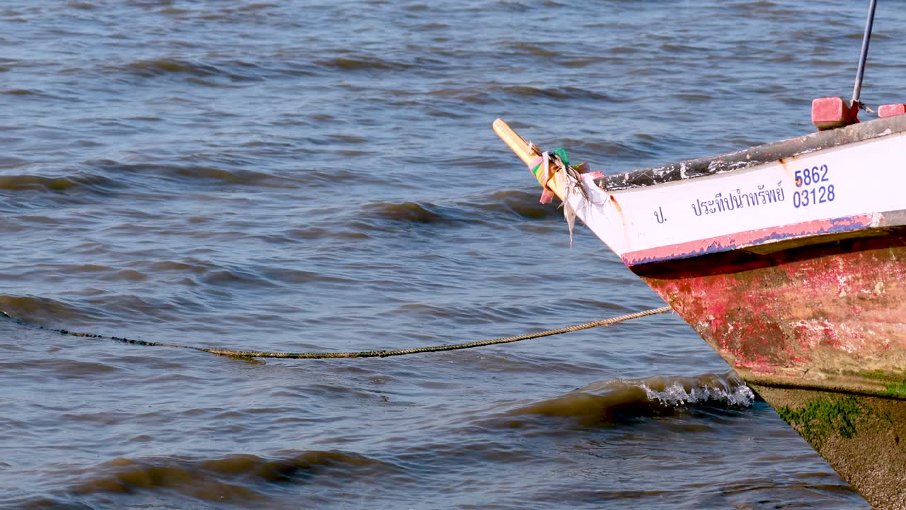 un barco balanceándose suavemente en las olas del mar de pattaya