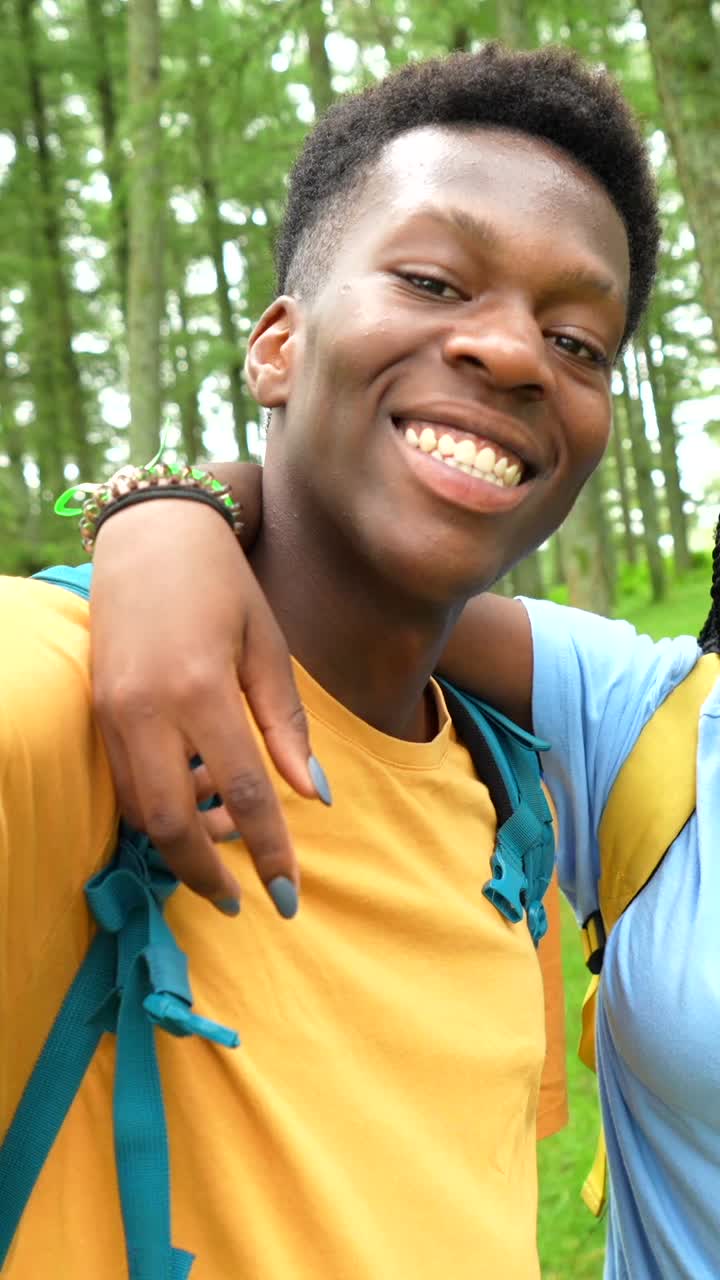 Adolescenti che posano per una foto nella foresta