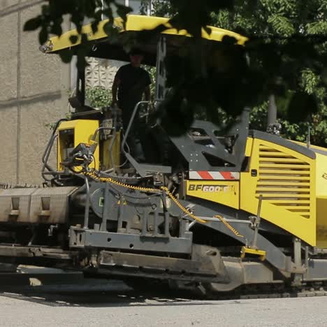 pavimentadores con orugas que colocan asfalto