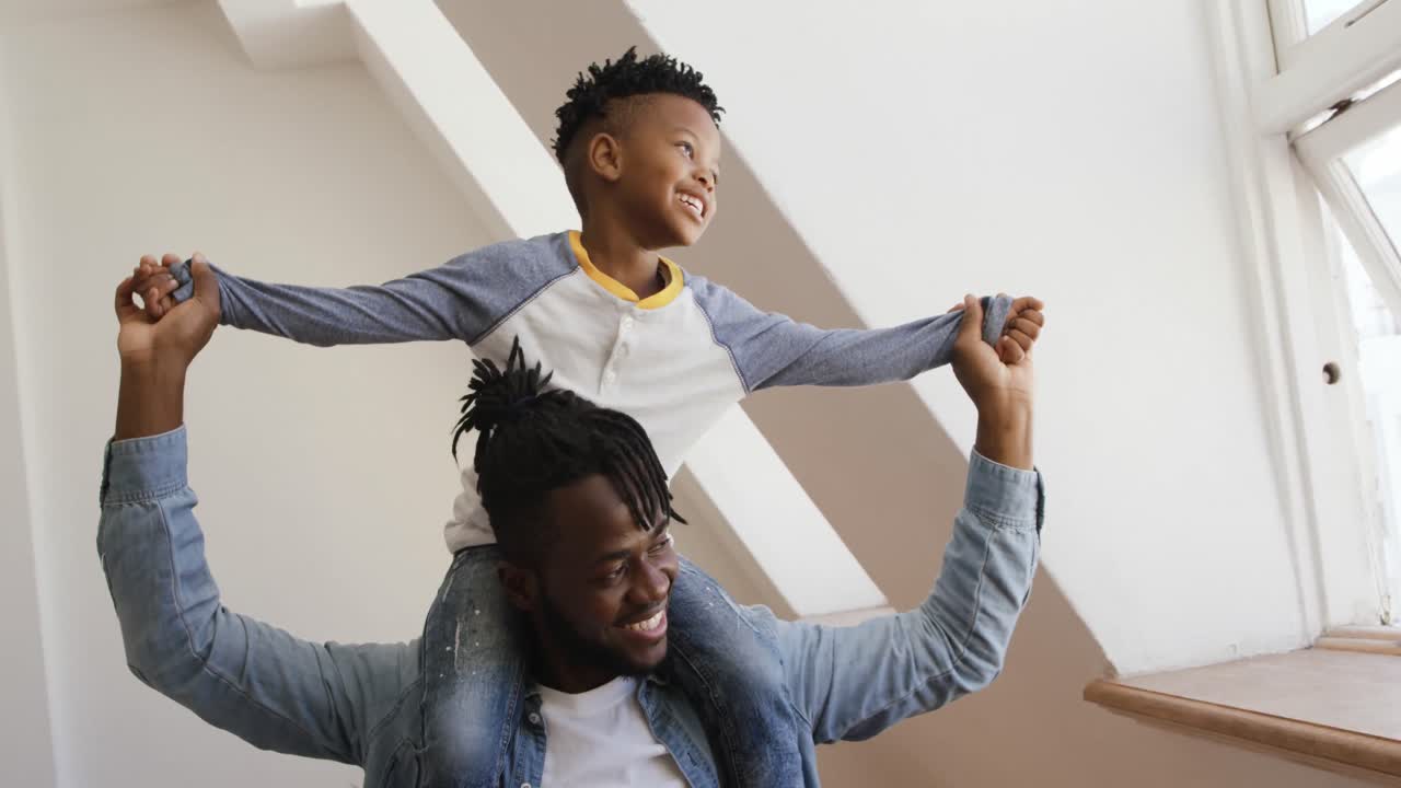 padre e hijo en casa