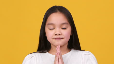 young girl praying