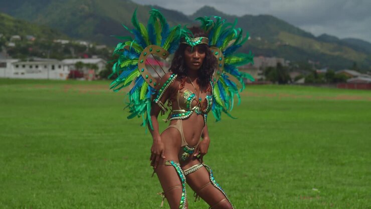 Nel cuore dello splendore tropicale di Trinidad, una giovane ragazza indossa il suo costume di carnevale, aggiungendo fascino festivo all'isola
