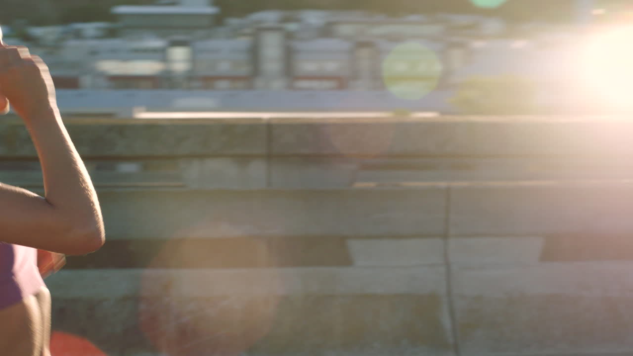 도시 다리 에서 운동 하는 여자