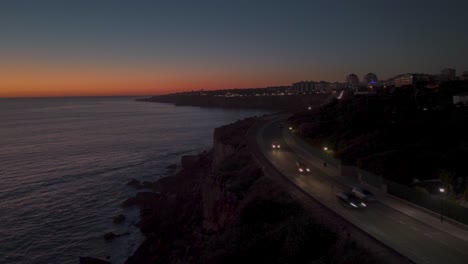 Vista-Aérea-De-La-Costa-Rocosa-Junto-Al-Mar-En-La-Ciudad-De-Cascais-Al-Atardecer,-Portugal