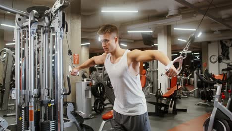 hombre trabajando en una máquina de cable en el gimnasio