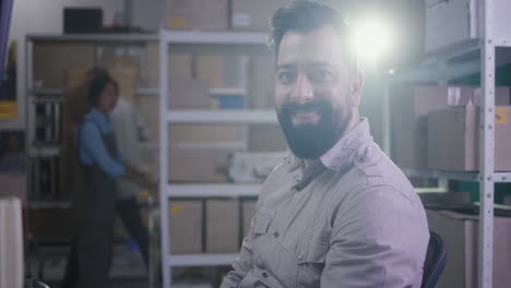 retrato del trabajador del almacén
