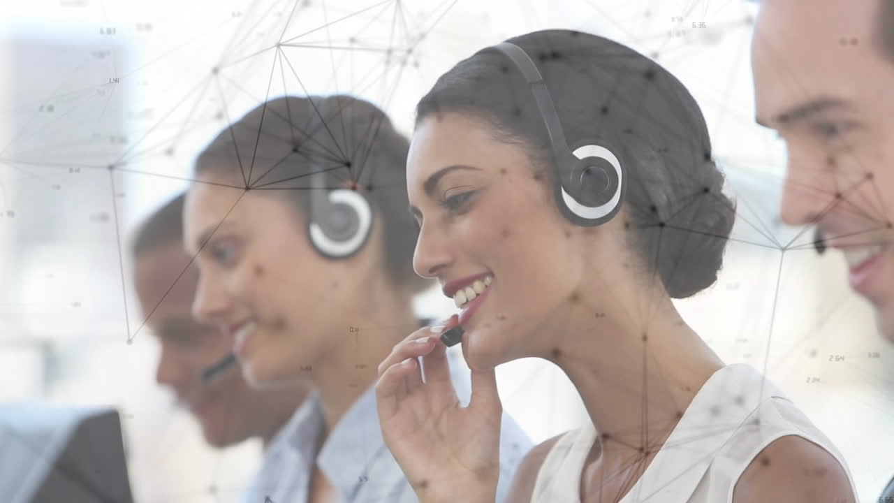 animación de la red y el procesamiento de datos, más gente de negocios en la oficina usando auriculares de teléfono