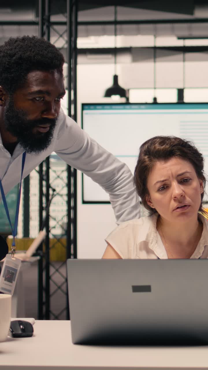 Vídeo Vertical Equipe de trabalho diversa em um escritório de uma empresa multinacional discutindo previsões