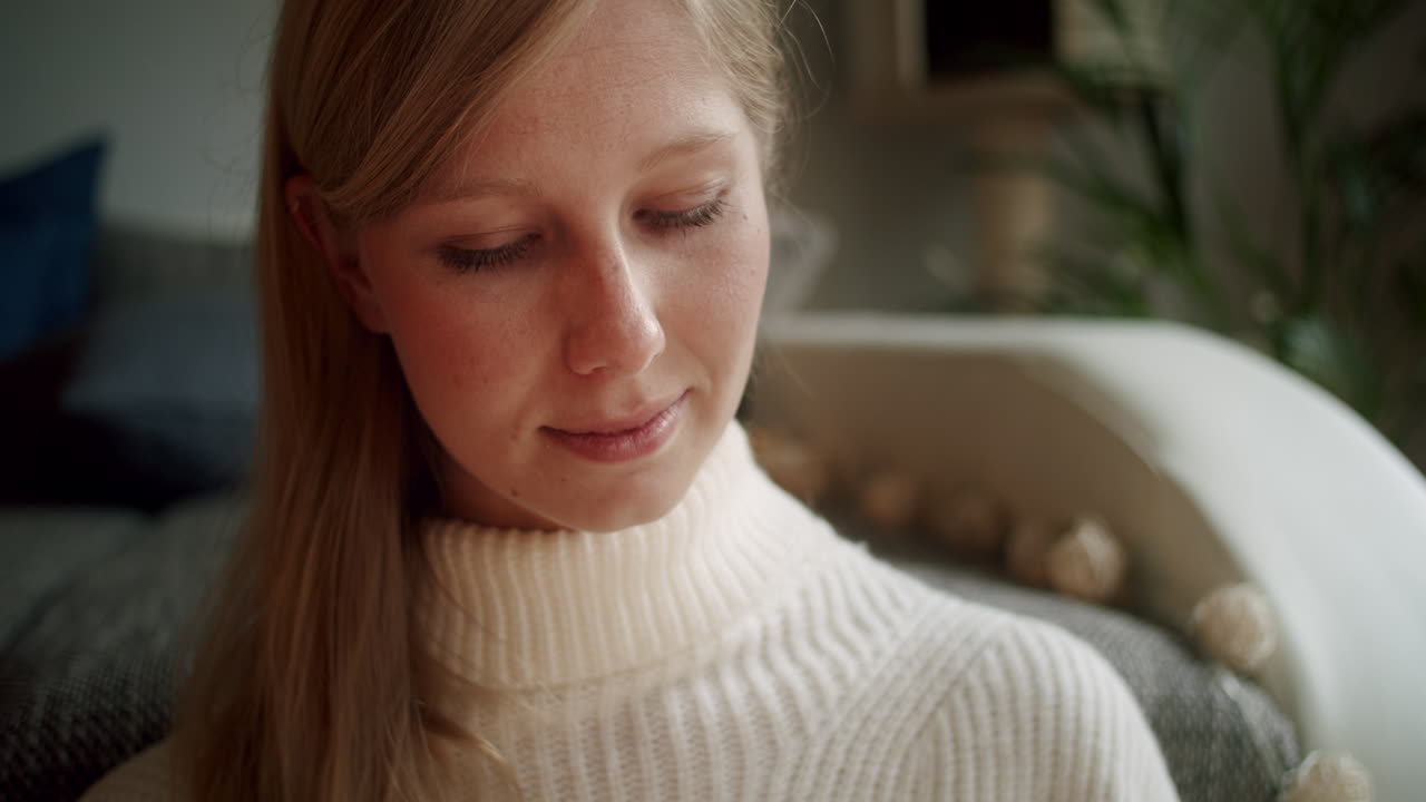 거실에서 독서하는 젊은 여성의 초상화