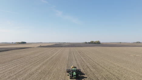 Luftaufnahme,-Traktorstreifenbearbeitung-Des-Landwirtschaftlichen-Feldes-Zur-Vorbereitung-Der-Aussaat