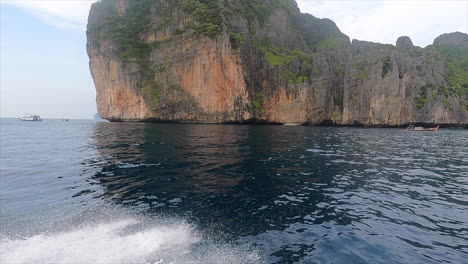 viaje en barco, viendo otros barcos y rocas en la increíble tailandia