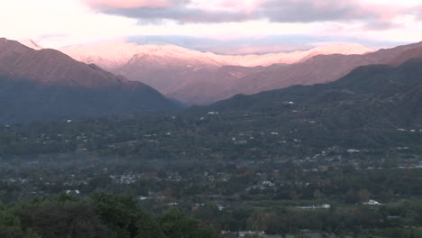 gran zoom fuera del amanecer en las montañas nevadas de santa ynez sobre ojai california