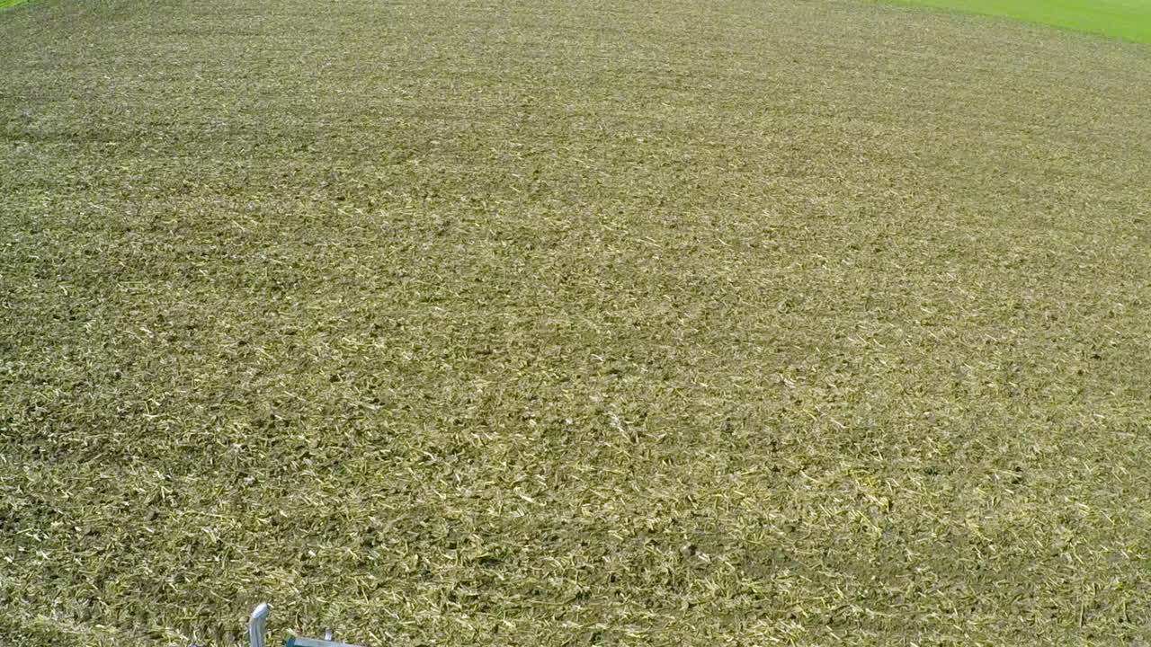 직장 2에서 옥수수 결합 수확기가 있는 시골 미국 농장의 우수한 공중