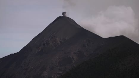 panorámica de la cámara se acercó a un volcán en erupción en guatemala