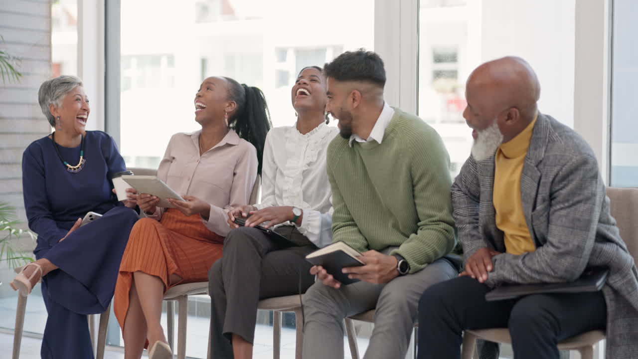 personas creativas, riendo y reuniéndose en equipo